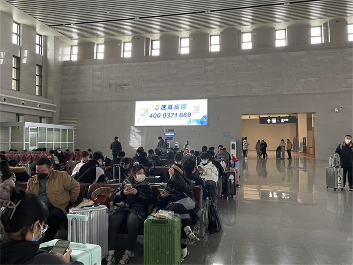 高鐵站廣告因?yàn)閺V告媒體位置的不同，分為不同區(qū)域媒體廣告